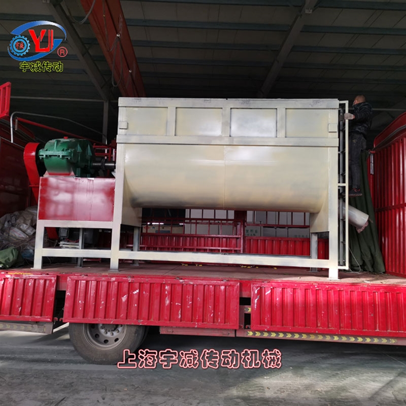 6立方米非标定制卧式混料机专车发货，6.8米高栏发往河南信阳！