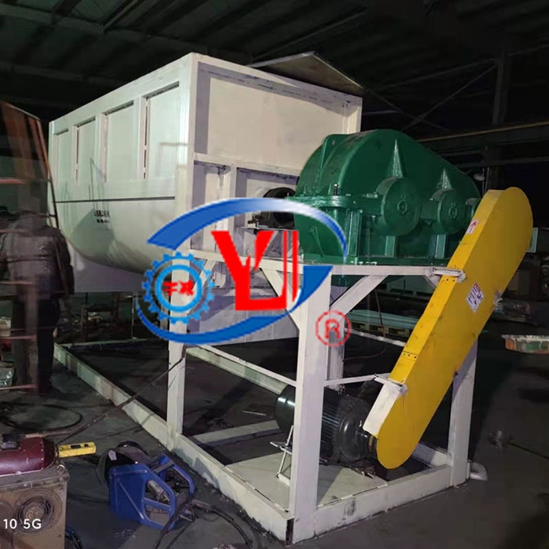 三吨卧式混合机加工完成，单边出料，螺带叶片12mm